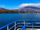 野尻湖。気持ちいい風を受けながら、約40分の湖上遊覧をお楽しみください。