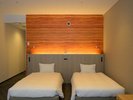 【森のフロア和洋室】洋室部にベッド、奥に和室を備えたお部屋。グループでの滞在に向いております。