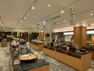 【レストランジグザグ】昼はカフェ営業、夜はバイキング形式での営業となっております。
