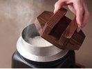 朝ごはんには出来立て白釜めし