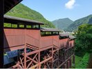 吉祥の湯は玄関から75段ほどの階段を下りた先に受付があります