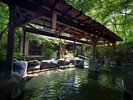 【吉祥の湯】岩風呂。3本の源泉を贅沢に使用した源泉100%かけ流しの湯。