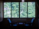 【山の景色を愉しむ のんびり和室 8畳】自然豊かな老神温泉の四季の移ろいを感じられるお部屋