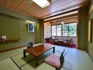 【山の景色を愉しむ のんびり和室 8畳】渓谷側の見晴らしの良い和室8畳間のお部屋です。