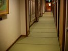 【畳敷きの廊下】当館の廊下は畳敷きでございます。い草の香りを楽しみつつ散策してみてはいかがでしょうか