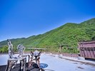 屋上からは老神に広がる山並みを一望できます