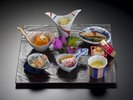 【薩摩特別会席】食事のスタートは、鹿児島らしい食材を盛り込んだ「彩り前菜盛り」で華やかに。