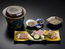 【薩摩特別会席】黒さつま鶏・黒豚・黒牛…鹿児島が誇る肉三種を、特製タレで味わう陶板焼き。