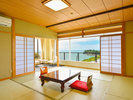 窓を大きく取った角部屋。紀伊水道の海景色と雑賀崎灯台の景色をお楽しみ頂けます。