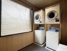 ランドリールーム:24時間ご利用いただけるランドリールームは長期滞在にも便利です。