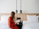 ゲストルーム:25平米禁煙・シモンズ製ベッド シンプルながら機能的で温かみのある空間でお寛ぎください。