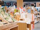 交流にぎわい棟(道の駅)(ホテルから徒歩1分):県内各地のスイーツ、お土産、特産品などが並びます