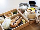 ホテル隣接する「まるかつ天理店」では、奈良の銘柄豚「ヤマトポーク」を使ったとんかつを味わえます