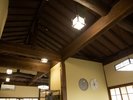 ファミリーデラックスルーム:古民家を感じさせる広々とした天井