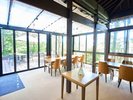 明るい日差しが差し込むテラス席。避暑地軽井沢でのんびりとお過ごしください