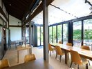 明るい日差しが差し込むテラス。避暑地軽井沢でのんびりとお過ごしください