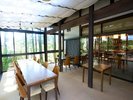 明るい日差しが差し込むテラス。避暑地軽井沢でのんびりとお過ごしください