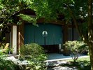 お客様をお迎えする正面玄関。特徴的な暖簾は、火・炎・ファイヤープレイスをモチーフにした紋です。