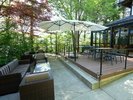 新緑に囲まれたテラス。避暑地軽井沢のオープンエアテラスで優雅なひと時をお楽しみください。