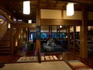 正面玄関からのくつろぎのロビー風景。江戸時代の宿場町を思わせる雰囲気の佇まい。