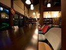 ラウンジコーナー。中庭を眺めながら、楽しいご歓談を。