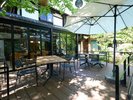 パラソルが似合うテラスで寛ぎのお時間を。避暑地軽井沢で優雅なひと時をお楽しみください。