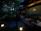 夕暮れの正面玄関風景。宿場町を思わせる雰囲気の空間です。