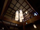 ロビー2階天井照明。しっかりとした梁が特徴です。