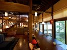 ロビーラウンジ。庭園を見ながら、軽井沢の優雅な時間を体験ください。