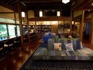ロビーラウンジ。お庭を見ながらお寛ぎの時間を