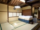 ファミリーデラックスルーム。ゆっくりと足を伸ばしてお寛ぎいただける畳のスペース。
