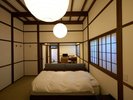 ツインルーム:開放感のある高い天井と白い壁が印象的なお部屋。