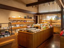 玄関棟 売店 東府やオリジナルグッズや伊豆・天城のお土産品などを取り揃えております