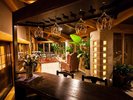【湯上りサロン】朝は澄んだ空気、夜はライトアップされた中庭を眺めながら、ゆったりと語らえる空間です。