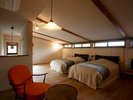【都 - みやこ -】広々としたロフトのベッドルーム。木の香りと温もりに包まれ心地よい眠りを