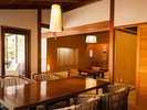 【茜 - あかね -】木の温もりを感じるリビング。ご家族やご友人との語らいのひとときにも最適です。