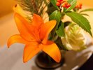 【椿 - つばき -】客室に飾られた季節の花々が、旅の時間にやさしい彩りを添えます。