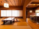 【暁 - あかつき -】純和風の本間と洋風リビングに、広めのテラスが付いているのがこの部屋の魅力