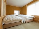 【鴇 - とき -】ほどよい広さのベッドルーム。木のぬくもりに包まれながら、穏やかな眠りを
