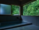 【虹 - にじ -】白を基調とした明るく開放的にリニューアルした半露天風呂 窓も2方向で風を感じられます。