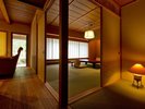 【朧 - おぼろ -】和室から続く広縁では、庭を眺めながら心ほどけるひとときをお過ごしいただけます。
