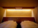 【梔 - くちなし -】やわらかな灯りと木の温もりに包まれるベッドルームは心も身体も解きほぐされる空間