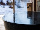 【梔 - くちなし -】季節の移ろいを身近に感じられる客室露天風呂。季節の移ろいを身近に感じられます。