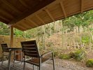 【朧 - おぼろ -】竹林とガマズミを望むテラス。春は白い花、秋は赤い実が彩る景色をお楽しみ頂けます。