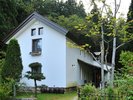 【お蔵ギャラリー】敷地内にある白壁の蔵は、秋田県鷹巣町・相馬邸の文庫蔵として使われてきました。