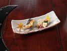 【お食事】季節の焼物 旬の魚を香ばしく焼き上げ、季節の彩りとともに盛り付けた一品です。