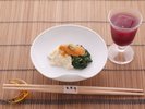 【食前酒と先付】会席の始まりの一品です。食前酒とともに、名月荘流日本料理のひとときをお楽しみください