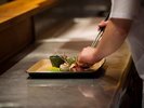 【お食事】一皿ずつ丁寧に仕上げる、名月荘流日本料理。季節の彩りと繊細な味わいをお楽しみいただけます。