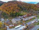 【秋色に包まれる名月荘】紅葉に染まる山景に抱かれる、秋の名月荘。