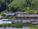 【自然に包まれた、名月荘の全景】豊かな自然の中に広がる、名月荘の静かな全景
